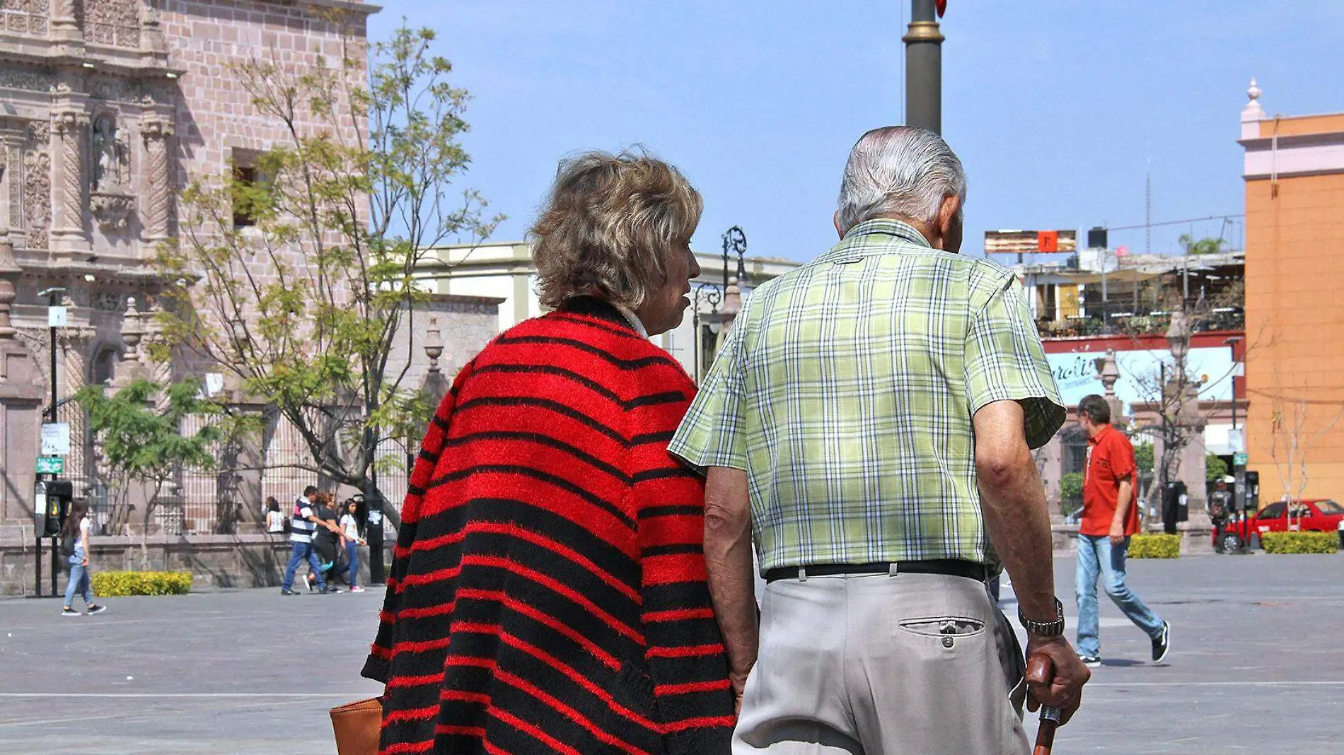 pareja de adultos mayores